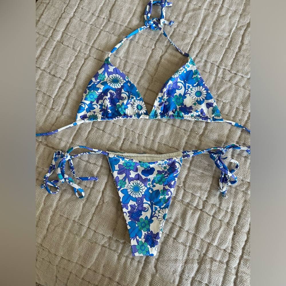 Blue floral Frankie’s Bikinis set